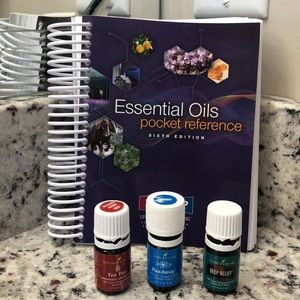 📚 Essential Oils pocket reference book and oils